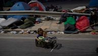 Jedni se pokrivaju ćebadima, drugi trskom: Hiljade migranata na Lezbosu spavaju pod otvorenim nebom