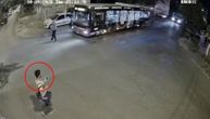 Snimak krađe u Beogradu: Proturio ruku kroz prozor autobusa, ukrao vozaču torbicu
