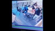 Šok snimak pokušaja otmice koji podseća na onu iz Jerkovića: Ščepao devojčicu dok je bila za stolom