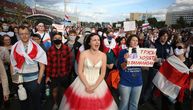 Žena u crveno-beloj venčanici, koja je postala simbol protesta, pobegla iz Belorusije