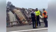 20 vagona voza izletelo iz šina nasred mosta u Kanadi: Brdo tovara završilo je u hrpi gvožđurije