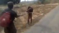 Uznemirujući video: Vojnici jure golu ženu, tuku je i mučki ubijaju dok pokušava da pobegne
