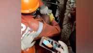 Spasioci iz ruševina izvukli čoveka: Na desetine ljudi još zatrpano nakon rušenja zgrade u Indiji