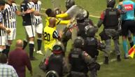 Ovo još nije viđeno: Žestoka tuča fudbalera i policije posle gola u 97. minutu, radio je i suzavac