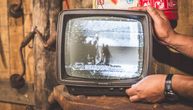Kada baba i deda uključe stari televizor da gledaju jutarnji program, celo selo ostane bez interneta