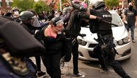 Ponovo haos na ulicama Amerike: Na protestima upucani policajci, građani klečali pod pendrecima