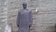 Kako je Titov spomenik sklonjen iz Užica: Ispratili ga jajima i flašom ruskog šampanjca