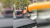 Sudar u Bulevaru oslobođenja: Kamion Gradske čistoće "počistio" automobil