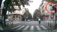 Na korak od smrti: Čovek u Beogradu vozi dete na biciklu, pa pravi opasan potez koji ih može ubiti