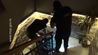 Policija u beogradskom kafiću uhvatila zelenaše dok su uzimali pare: Jednog stigli na stepenicama