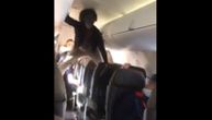 Žena počela da skače po sedištima u avionu, svi mislili da gledaju isterivanje đavola uživo