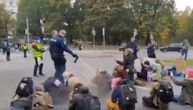"Sramota za Finsku": Demonstranti posedali na ulicu, policija ih biber sprejom prskala pravo u lice