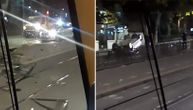 Karambol u Beogradu: Automobil se prevrnuo i probio ogradu na tramvajskoj stanici