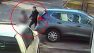 Strašan snimak: Muškarac oteo devojčicu čim je izašla iz autobusa, zgrabio je otpozadi