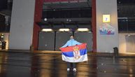 Srpski navijač sa zastavom došao ispred stadiona u Oslu: Orlovi nisu sami u Norveškoj