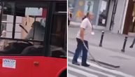 Neverovatan snimak iz Zemuna: Vozač autobusa uzeo toljagu, pa krenuo na auto koji mu je ušao u traku