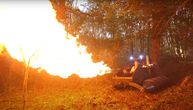 Ozbiljna "igračka" za velike dečke: Jutjuber napravio tenk koji "bljuje" vatru i ispaljuje jabuke