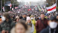 Hiljade građana opet na ulicama Minska: Lukašenkovi policajci bacaju dimne bombe iz civilnih kombija