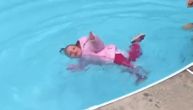 Brutalna lekcija preživljavanja: Instruktorka bacila dete (1) u bazen, ono počelo da mlatara rukama