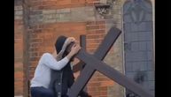 Popeo se na crkvu i pokušao da skine krst: Skandalozan snimak iz Londona