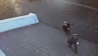 Snimak napada na profesora škole u Boru: Muškarac mu polako prilazi s leđa, udara po nogama i pada
