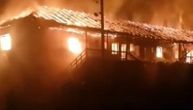Veliki požar u Baču, ugroženo 20 porodica: Izgorela cela stambena zgrada
