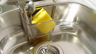 Začepila vam se sudopera? Evo kako da je očistite za tili čas, i to bez kupovnih hemikalija!