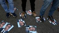 Makronov lik na podu, kupci moraju da ga zgaze: I Libija besna na predsednika Francuske