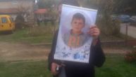 Ovo je dečak koji je nestao u selu kod Loznice: Policija češlja svaki kutak, majka deteta u očaju