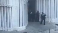Policajci repetirali pištolje i uleteli u crkvu u Nici gde je ženi odrubljena glava