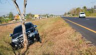 Vozač sleteo sa puta kod Knjaževca i udario u drvo: Njegova baba poginula, on teško povređen