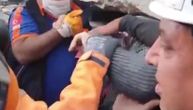 Snimak izvlačenja majke i troje dece iz ruševina u Izmiru, spasioci se bore da izvuku četvrto