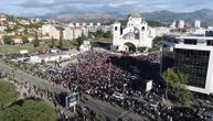 Neverovatne scene iz Podgorice: Hiljade ljudi ispred hrama dočekalo kovčeg Amfilohija