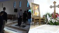 Građani se opraštali od Amfilohija satima nakon sahrane: Ljubili krst i kriptu u kojoj počiva