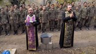 Krste vojnike na liniji fronta, pa ih šalju u rat: Neverovatan prizor u Nagorno-Karabahu