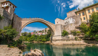 U Mostaru danima nema nikoga da plati skok sa Starog mosta: Skakači dok čekaju, igraju šah