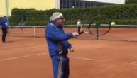 Deka od 96 godina razbija kako igra tenis: Forhend kao Federer, bekend kao Nole
