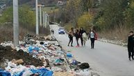 Deponija u Novom Pazaru je toliko velika da deca moraju da idu ulicom: Pešačka staza je zatrpana