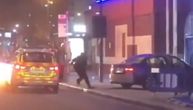Namerno se kolima zakucao u policijsku stanicu u Londonu: Izvadio kanister i zapalio deo ulice