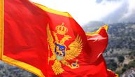Ploča u Budvi na kraju pokrivena crnogorskom zastavom: Delegacija Srbije odložila polaganje venaca