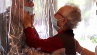 Italijani pronašli način da se bake i deke u staračkim domovima vide sa svojim najvoljenijima