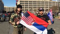 U sred Vašingtona, na protestu, Amerikanac razvio srpsku zastavu i kaže da za to ima dobar razlog