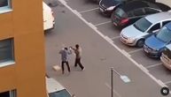 Snimak pucnjave na Novom Beogradu: Maskirani napadači nasrću na žrtvu, pa beže, jedan drži pištolj