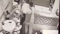 Snimak napada u novosadskom restoranu: Pretukao gosta, pa uperio pištolj u njega i ispalio dva metka
