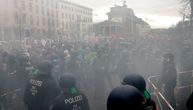 Haos u Berlinu: Policija vodenim topovima rasteruje demonstrante koji se protive korona merama