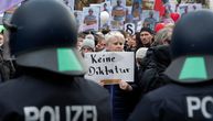 Haos u Nemačkoj: Protest protiv korone, žena optužena za banalizaciju Holokausta