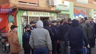 Policija i inspekcija upali u apoteku u Severnoj Mitrovici kako bi zaplenili lekove, narod reagovao