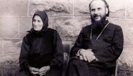 Nikad viđena slika patrijarha Irineja sa majkom Milijanom: Sede jedno pored drugog i osmehuju se