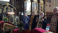 U Sabornoj crkvi služen pomen patrijarhu Irineju: Vernici pale sveće ispred crkve Svetog Save
