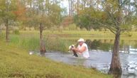 Penzioner uskočio u jezero i rvao se sa aligatorom kako bi spasio štene staro tri meseca